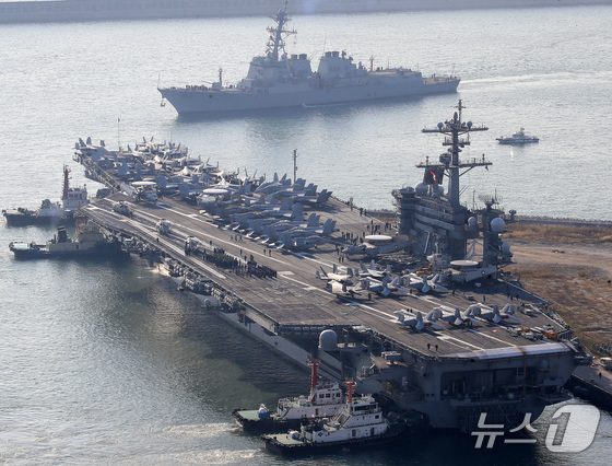 The U.S. Navy nuclear-powered aircraft carrier USS George Washington (CVN-73) is entering the Busan Operational Base of the Naval Operations Command in Nam-gu, Busan, on the morning of November 5 last year. The Nimitz-class carrier USS George Washington, measuring 333 meters in length, 78 meters in width, weighing over 100,000 tons, and carrying a crew of approximately 6,000, can accommodate over 80 aircraft and is referred to as a floating military base 2025.11.5 / News1