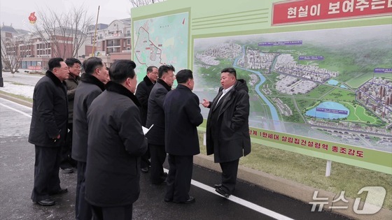  Kim Jong Un, General Secretary of the Workers\' Party of Korea, conducting on-site guidance in the Hwasong District, as shown in footage released by Korean Central Television on January 11 / Capture from Korean Central Television