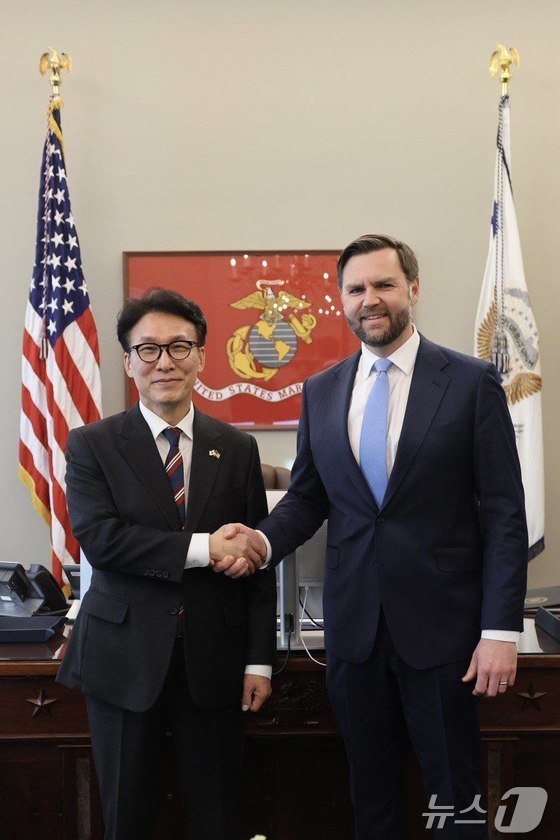 Prime Minister Kim Min-seok meets with Vice President JD Vance at the White House in Washington, D.C., on January 23, exchanging views on ways to develop Korea-U.S. relations, followed by a commemorative photo (Provided by the Office of the Prime Minister) 2026.01.23 / News1