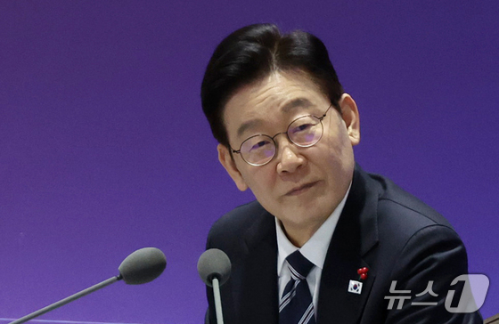 President Lee Jae Myung listens to a participant\'s remarks during the Listening to the Heart of Ulsan town hall meeting held at the Ulsan Exhibition & Convention Center on January 23 2026.1.23 / News1