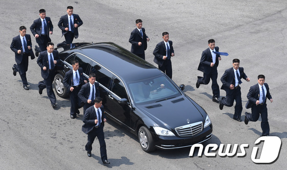  Chairman Kim Jong Un of the State Affairs Commission is traveling by car to return to the North after concluding a morning summit meeting with President Moon Jae-in at the Peace House in Panmunjom on April 27, 2018. Twelve bodyguards are surrounding Chairman Kim\'s vehicle as it moves 2018.4.27 / News1