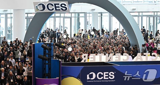  Group attendees wearing headsets enter the LVCC Central Hall in Las Vegas, Nevada, U.S., on January 6, the opening day of CES 2026, the world\'s largest consumer electronics and IT exhibition 2026.1.7 / News1