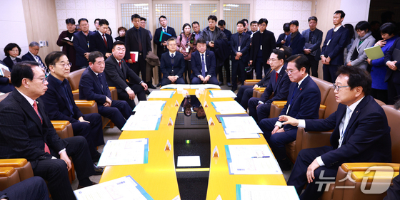 Son Byeong-bok, Uljin County Mayor of North Gyeongsang Province (first on the right), is conveying the stance of the 13-city/county cooperative body regarding the East-West Transversal Railway construction project to Minister of Land, Infrastructure and Transport Kim Yun-deok on Monday (Provided by Uljin County) 2026.1.19 / News1
