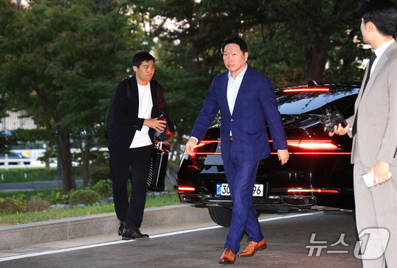 SK Group Chairman Chey Tae-won departed via Gimpo Business Aviation Center (SGBAC) in Gangseo-gu, Seoul on the afternoon January 16 to attend an event supporting tariff negotiations with U.S. President Donald Trump and attracting investment. This meeting, at the invitation of SoftBank Group Chairman Masayoshi Son, will see the heads of South Korea\'s five major conglomerates—Samsung, SK, Hyundai Motor, LG, and Hanwha—visit President Trump\'s private residence at the Mar-a-Lago resort in Florida on January 18 2025.10.16 / News1