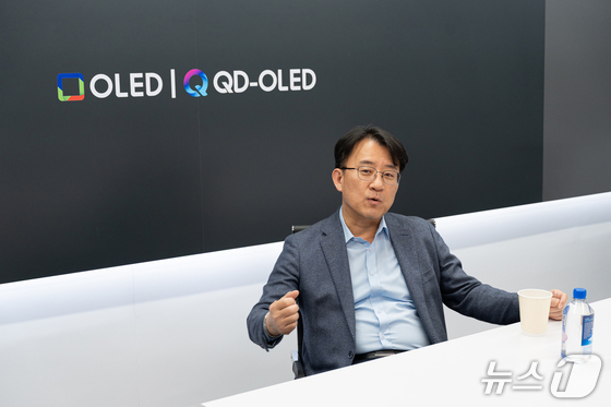  Lee Chung, President and CEO of Samsung Electronics, is answering questions from reporters in Las Vegas, U.S., on January 7 / Provided by Samsung Display