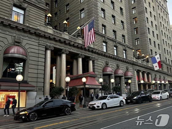  On Monday, people gather at the entrance of The Westin St. Francis Hotel in San Francisco, California, U.S., where the J.P. Morgan Healthcare Conference is being held 2026.1.12 / News1