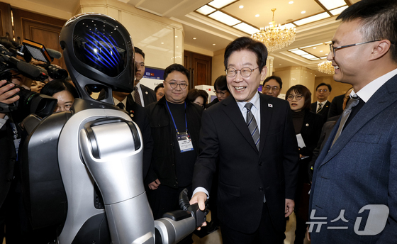 President Lee Jae Myung examines a humanoid robot by Chinese company EdgeBot at the Korea-China Venture Startup Summit held at the Shanghai International Convention Center on January 7 2026.1.7 / News1