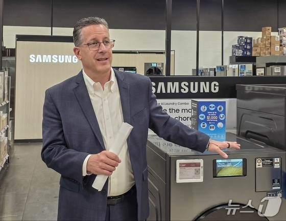  Samsung Electronics America Vice President Michael P. McDermott of the Consumer Electronics Division explains Samsung Electronics\' AI home appliances at a Best Buy store in Las Vegas, U.S. / Provided by Samsung Electronics