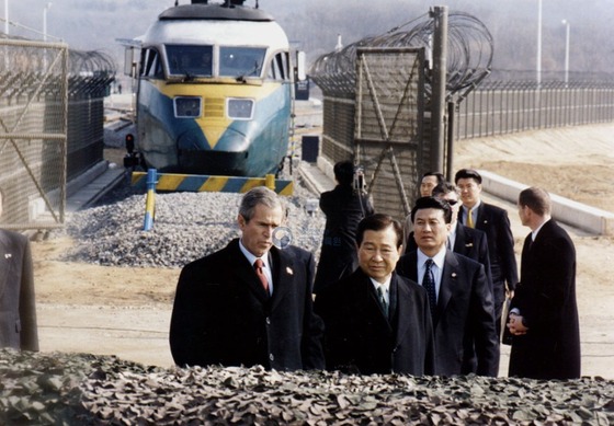  Former President Kim Dae-jung touring Dorasan Station, the northernmost point on the southern side of the Gyeongui Line, alongside former U.S. President George W. Bush / National Archives of Korea