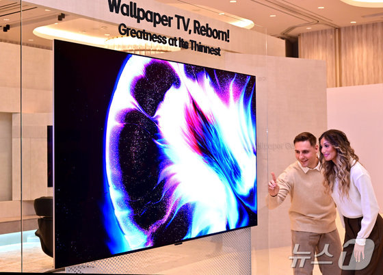  LG Electronics announced on January 5 that it held a pre-show showcase titled The Preview at the Fontainebleau Hotel in Las Vegas, U.S., on the previous day, ahead of the opening of CES 2026, where it unveiled the 9mm-thick wireless wallpaper TV, the LG OLED evo W6. The photo shows models introducing the LG OLED evo W6 (Provided by LG Electronics) 2026.1.5 / News1