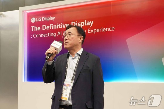  Jeong Cheol-dong, CEO of LG Display, is conducting an interview with reporters at the LVCC exhibition hall in Las Vegas, U.S., where CES 2026 is being held, on January 6 / News1