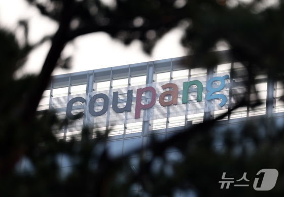 The appearance of Coupang\'s headquarters in Songpa-gu, Seoul. 2025.12.29 / News1