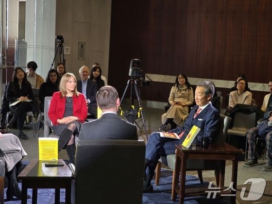 '중국의 무역 무기화:집단적 회복력을 통한 저항'을 출간한 빅터차 전략국제문제연구소(CSIS) 한국석좌가 21일(현지시간) 미국 워싱턴DC에서 출판기념회를 갖고 있다. 2026.01.21 © News1 류정민 특파원