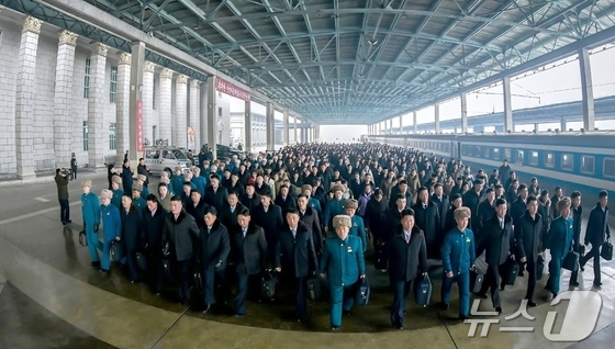 The Rodong Sinmun, the official newspaper of North Korea\'s Workers\' Party, reported on January 16 that exemplary youths and People\'s Army soldiers, selected from all corners of the country including workplaces and frontline units where the sounds of creation and construction ring loud, arrived in Pyongyang on the previous day to participate in the event commemorating the 80th anniversary of the founding of the Socialist Patriotic Youth League / Rodong Sinmun