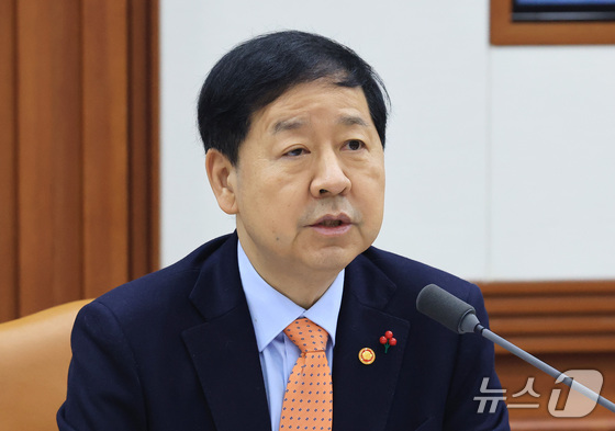 Deputy Prime Minister and Minister of Finance and Economy Koo Yun-cheol delivers an opening statement at the Foreign Economic Ministers\' Meeting held at the Government Complex Seoul in Jongno-gu, Seoul, on Monday 2026.1.26 / News1