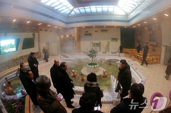 The Rodong Sinmun, the official newspaper of North Korea\'s Workers\' Party, reported on Wednesday that the completion ceremony for the Onpo Workers\' Recreation Center was grandly held on Tuesday, and that Comrade Kim Jong Un attended the ceremony / Rodong Sinmun