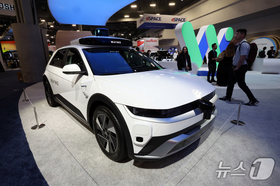  On the opening day of CES 2026, the world\'s largest IT and consumer electronics exhibition, the Hyundai IONIQ5 equipped with Waymo technology is displayed at the Las Vegas Convention Center (LVCC) in Nevada, U.S., on Tuesday. 2026.1.7 / News1