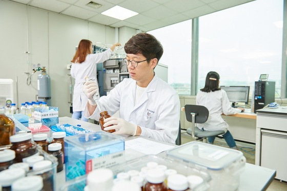  Hanmi Pharmaceutical researchers are conducting quality research on candidate compounds (Provided by Hanmi Pharmaceutical) / News1