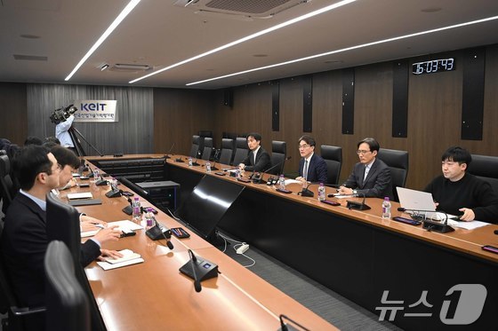  Kim Sung-yeol, Director General of Industrial Growth at the Ministry of Trade, Industry and Energy, presided over the Emergency Joint Private Sector Meeting on U.S. Semiconductor Import Tariffs held in the main conference room of the Korea Chamber of Commerce and Industry in Jung-gu, Seoul, on Thursday afternoon (Provided by Ministry of Trade, Industry and Energy) 2026.1.15 / News1