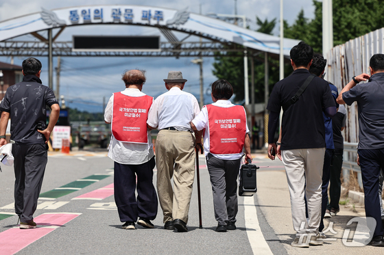 Last August, Ahn Hak-seop, a long-term prisoner who refused to renounce his beliefs, was seen heading north at the Unification Bridge in Paju, Gyeonggi Province, demanding his repatriation to North Korea 2025.8.20 / News1