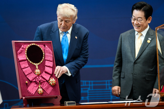 U.S. President Donald Trump receives the Mugunghwa Grand Order from President Lee Jae Myung at the National Gyeongju Museum on October 29 last year (Official Photos of the White House) / News1