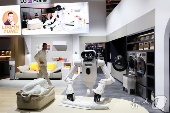  One day before the opening of CES 2026, the world\'s largest IT and home appliance exhibition, LG Electronics\' AI home robot LG CLOiD is folding a washed towel during a pre-event booth tour held at the Las Vegas Convention Center (LVCC) in Nevada, U.S., on January 5 2026.1.6 / News1