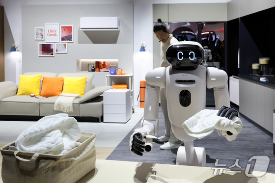  One day before the opening of CES 2026, the world\'s largest IT and home appliance exhibition, LG Electronics\' AI home robot LG CLOiD is folding a freshly laundered towel during a pre-event booth tour at the Las Vegas Convention Center (LVCC) in Nevada, U.S., on January 5. 2026.1.6 / News1