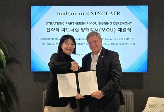 Shin Hyun-jin, CEO of Hudson AI (left), and Del Parks, President of Technology at Sinclair Broadcast Group, signed a strategic business agreement to collaborate on launching a K-content channel utilizing AI dubbing technology / Provided by Hudson AI