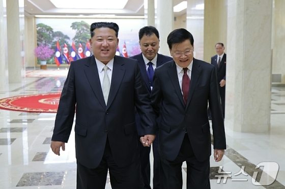  Kim Jong Un, General Secretary of the Workers\' Party of Korea, and Thongloun Sisoulith, President of the Lao People\'s Democratic Republic / Rodong Sinmun