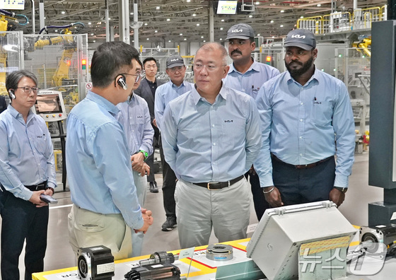 Hyundai Motor Group Chairman Chung Eui-sun inspected the production line at Kia\'s Anantapur plant in India with employees on Monday (Provided by Hyundai Motors and Kia) 2026.1.14 / News1