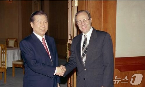 President Kim Dae-jung is meeting with William Perry, the Special Envoy for North Korea, in 1998 / National Archives of Korea