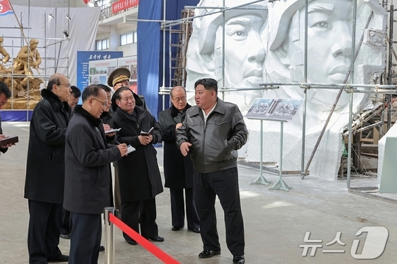 The Rodong Sinmun, the official newspaper of North Korea\'s Workers\' Party, reported on Monday that Kim Jong Un, the party\'s general secretary, visited the Mansudae Art Studio on the previous day and guided the sculpting project to honor North Korean troops dispatched to Russia / Rodong Sinmun