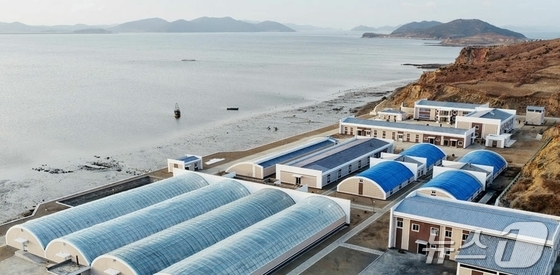 The Rodong Sinmun, the official newspaper of North Korea\'s Workers\' Party, reported on Tuesday that the completion ceremony for the early-season fish farm at the Ongjin West Sea Coastal Aquaculture Complex was held on Monday at the site / News1