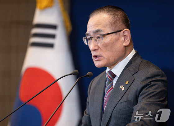 National Security Advisor Wi Sung-lac briefed reporters on the key outcomes of the South Korea-Japan summit and other matters at the Republic of Korea Press Center in Osaka, Japan, on Wednesday 2026.1.14 / News1