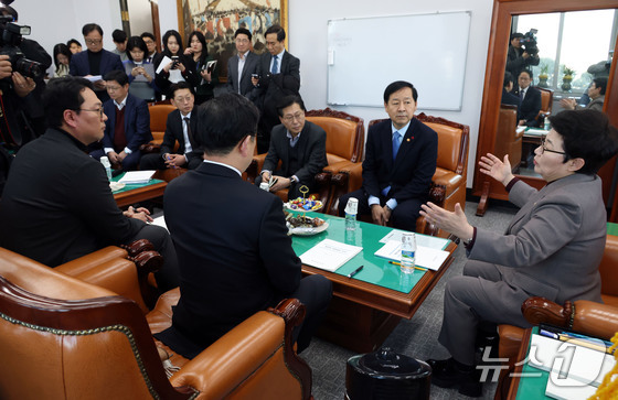 Lim Lee-ja, Chairwoman of the National Assembly\'s Finance and Economy Committee, and Deputy Prime Minister and Minister of Economy and Finance Koo Yoon-cheol are discussing U.S. President Donald Trump\'s mention of raising tariffs at the National Assembly on Tuesday 2026.1.27 / News1