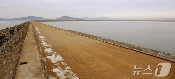  The Rodong Sinmun, the official newspaper of North Korea\'s Workers\' Party, reported on Thursday that the construction of Zone 1 of the Aedo tidal flat in North Pyongan Province was completed and a completion ceremony was held / Rodong Sinmun