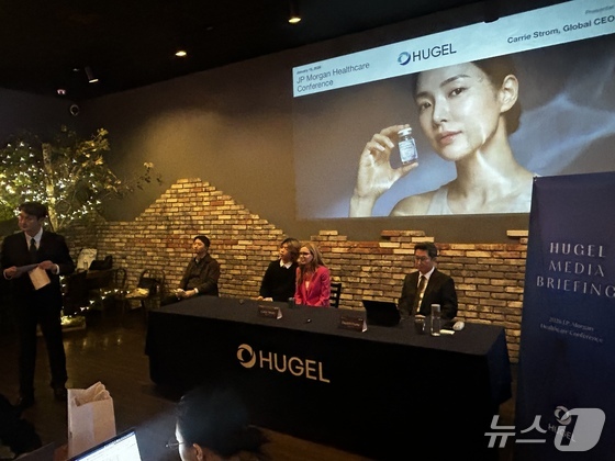 Carrie Strom, Global CEO, and CEO Jang Doo-hyun are holding a press conference with domestic reporters at an undisclosed location in San Francisco, U.S., on Wednesday 2026.1.14 / News1