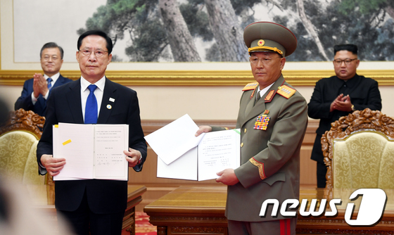 On the morning of September 19, 2018, at the Paekhwawon State Guest House in Pyongyang, with President Moon Jae-in and Kim Jong Un, General Secretary of the Workers\' Party of Korea, in attendance, South Korean Defense Minister Song Young-moo and North Korean People\'s Armed Forces Minister No Kwang-chol signed the military agreement for implementing the Panmunjom Declaration (the September 19 Military Agreement) and then presented it to the press corps 2018.9.19 / News1