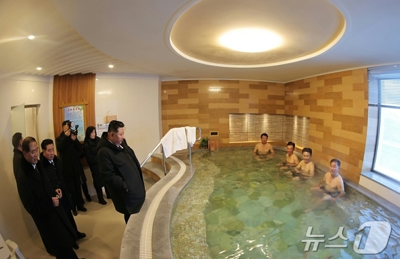 The Rodong Sinmun, the official newspaper of North Korea\'s Workers\' Party, reported on Wednesday that the completion ceremony for the Onpo Workers\' Recreation Center was grandly held on Tuesday, and that Comrade Kim Jong Un attended the ceremony / Rodong Sinmun