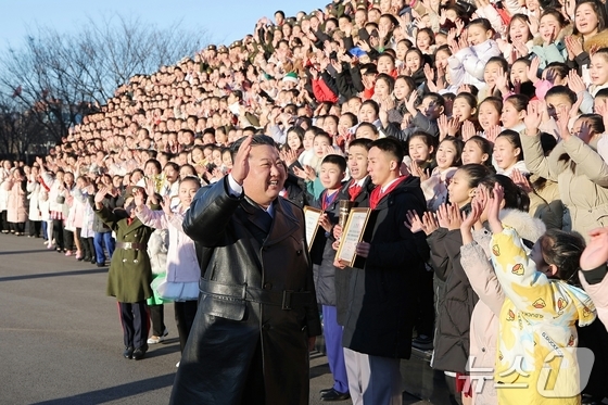 The Rodong Sinmun, the official newspaper of North Korea\'s Workers\' Party, reported on January 2 that the respected Father, Marshal Kim Jong Un, met with students and children participating in the 2026 New Year\'s performance on January 1 and warmly blessed them / Rodong Sinmun