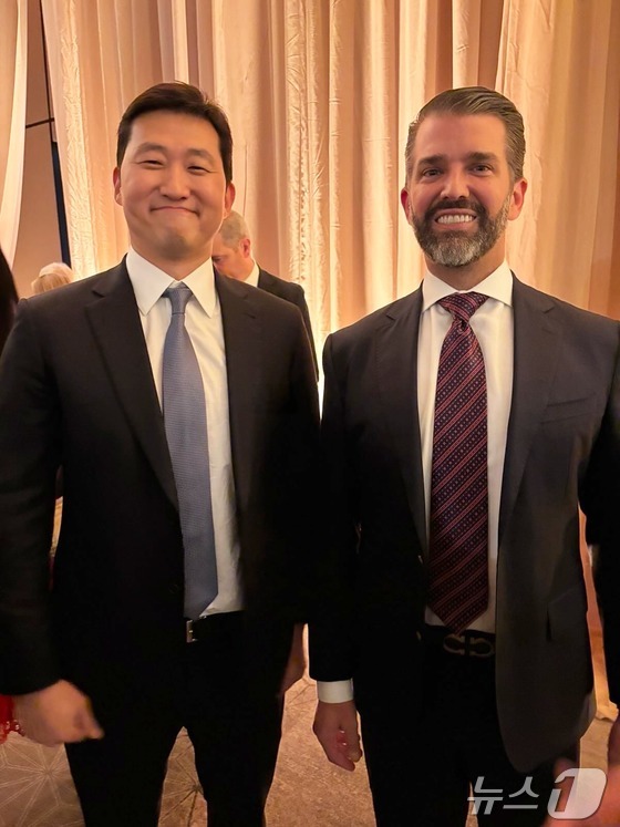  Kim Beom-seok, Chairman of Coupang, poses for a commemorative photo after meeting and conversing with Donald Trump Jr., the eldest son of U.S. President-elect Donald Trump, at the Conran Washington DC Hotel in the U.S. on January 17, 2025 / News1
