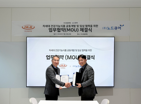 Kim Kwang-jae, CEO of HLB Global (left in photo), and Park Jong-hwan, CEO of Nodcure, pose for a commemorative photo after signing a business agreement for joint development and clinical collaboration on next-generation health functional foods / Provided by HLB Global