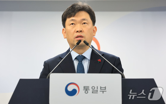 Unification Ministry Spokesperson Yoon Min-ho answers questions regarding North Korean drones during a regular briefing held at the Government Complex Seoul in Jongno-gu, Seoul, on Monday. 2026.1.12 / News1