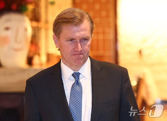 U.S. Deputy Secretary of Defense for Policy Elbridge Colby exits the venue after concluding discussions on diplomatic and security issues with Foreign Minister Cho Hyun at the Four Seasons Hotel in Jongno-gu, Seoul, on Monday morning 2026.1.26 / News1