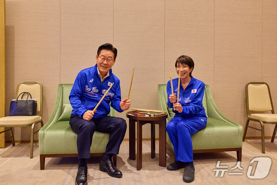 President Lee Jae Myung and Japanese Prime Minister Takaichi Sanae hold drumsticks during impromptu drumming at a hotel in Nara Prefecture, Japan, on January 13. The Blue House stated that during the Korea-Japan summit that day, Prime Minister Takaichi presented President Lee with drumsticks, personally explained how to play the drums on the spot, and led the joint performance 2026.1.13 / News1