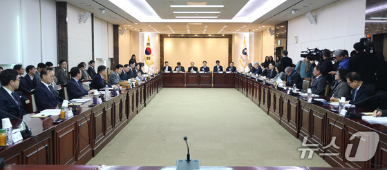 Unification Minister Chung Dong-young delivers an opening statement at the 340th Inter-Korean Exchange and Cooperation Promotion Council meeting held at the Seoul Government Complex in Jongno-gu, Seoul, on Thursday 2026.1.22 / News1