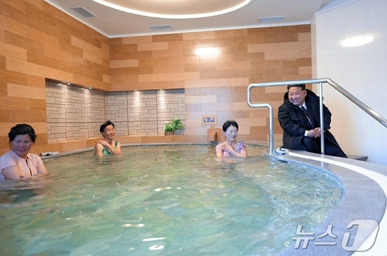 The Rodong Sinmun, the official newspaper of North Korea\'s Workers\' Party, reported on Wednesday that the completion ceremony for the Onpo Workers\' Recreation Center was grandly held on Tuesday, and that Comrade Kim Jong Un attended the ceremony / Rodong Sinmun