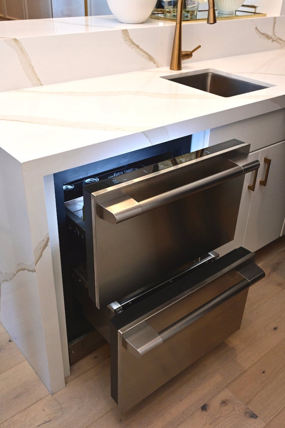  LG Electronics\' ultra-premium built-in appliance SKS model home featuring an island refrigerator/freezer. This product allows temperature adjustment from -23°C to 10°C (-9.4°F to 50°F) per drawer, enabling flexible use as either a refrigerator or freezer according to needs / Provided by LG Electronics