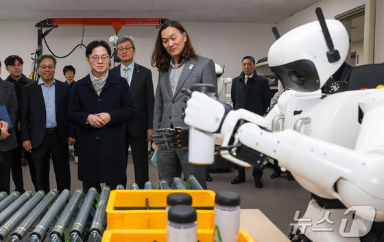Minister of Trade, Industry and Energy Kim Jeong-kwan visited Airobot at the Startup Incubation Center located on Hanyang University\'s ERIC Campus in Ansan, Gyeonggi Province on the afternoon of January 13 to observe the development process of humanoid robots 2026.1.13 / News1