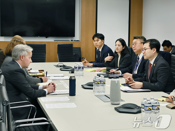  Yeo Han-koo, Director-General for Trade Negotiations at the Ministry of Trade, Industry and Energy, is meeting with Jake Colvin at the National Foreign Trade Council (NFTC) conference room in Washington, D.C., on Monday afternoon (Provided by Ministry of Trade, Industry and Energy) 2026.1.13 / News1